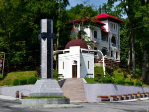 Paraclisul ”Adormirea Maicii Domnului” Băile Govora, Monumentul Eroilor și sediul Muzeului balnear, Bibliotecii și Colecției de arheologie